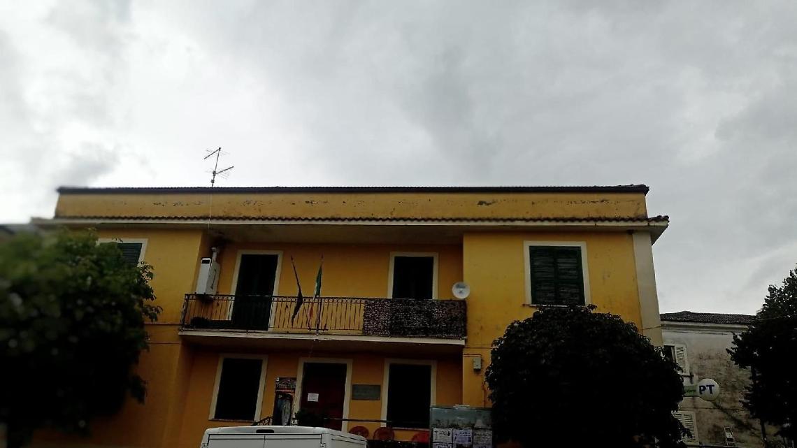 Classi allagate. Bimbi ancora a casa per gli interventi