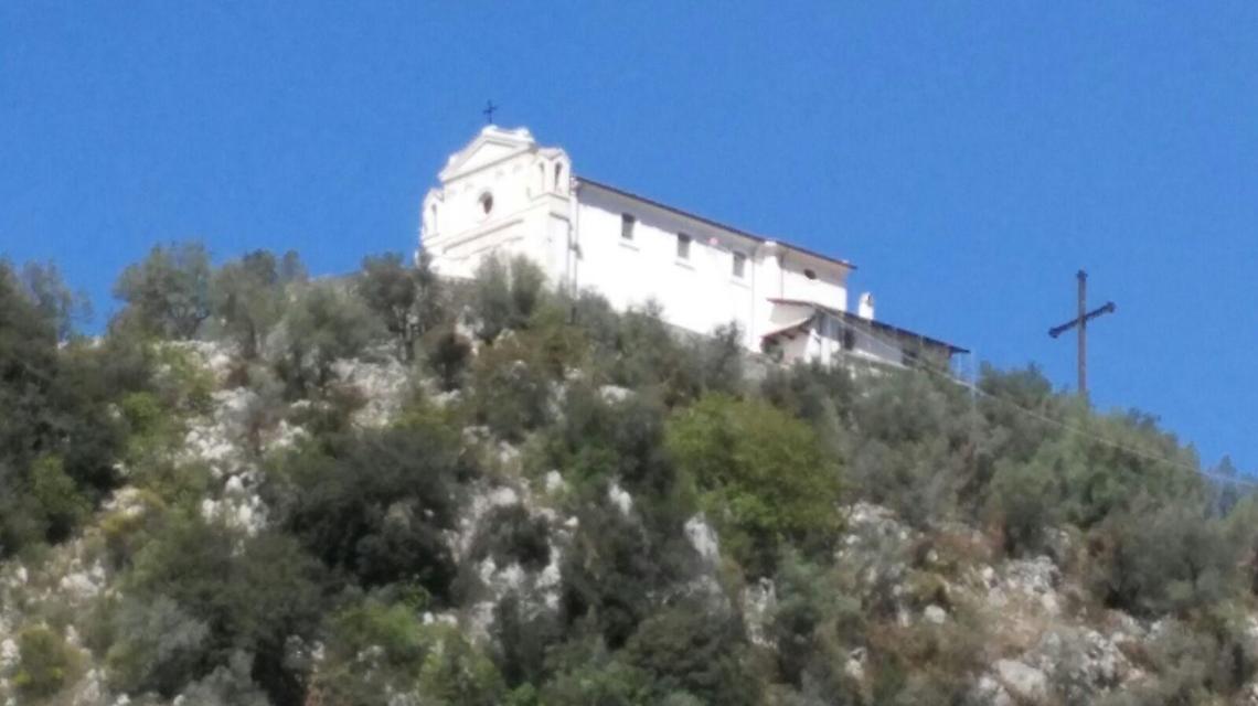 Aggredito alle spalle con calci e pugni. Un uomo finisce in ospedale