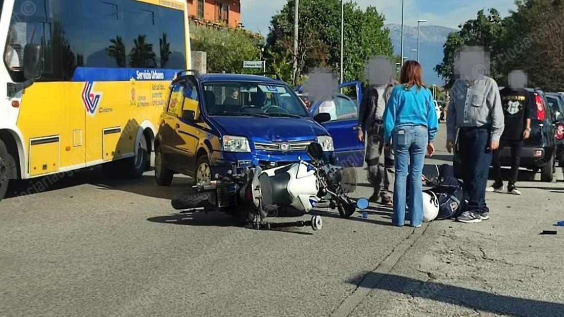 Scontro tra un'auto e una moto della polizia locale. Soccorsi sul posto