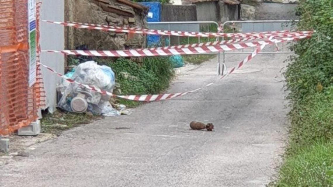Ordigno bellico in strada. Area off-limits per la messa in sicurezza