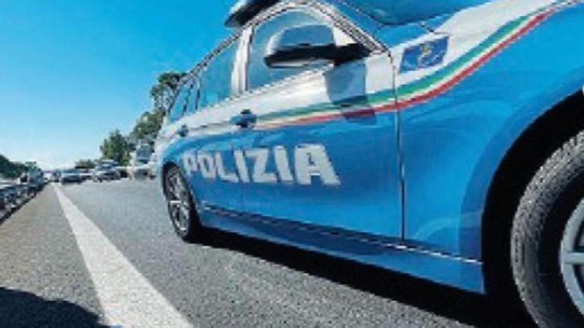 Scendono per prestare soccorso: turiste uccise da un'auto pirata