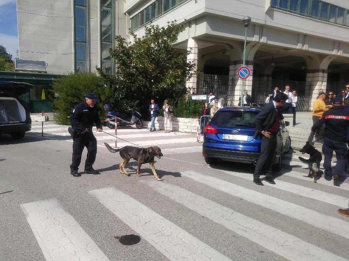 Allarme bomba in tribunale. Palazzo evacuato, ma era un falso