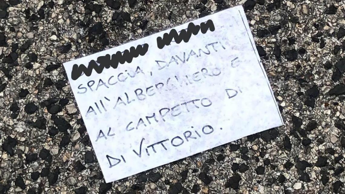 Volantini contro un presunto spacciatore. Sui biglietti nome e cognome
