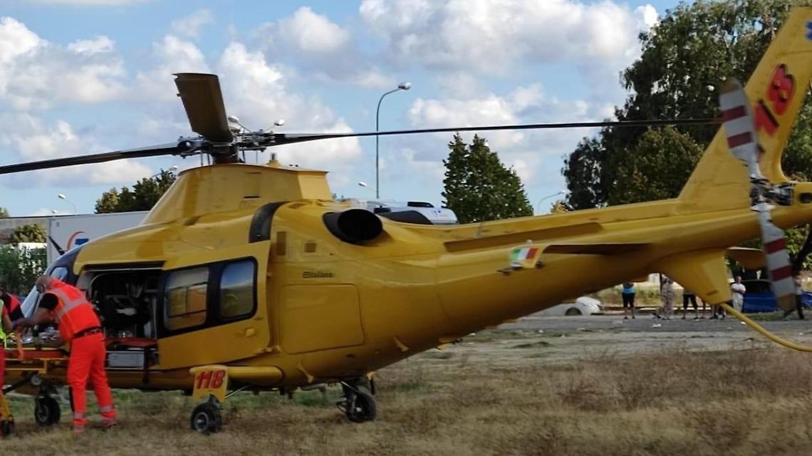 Pensionato sviene e cade nel fuoco. Ricoverato in gravi condizioni