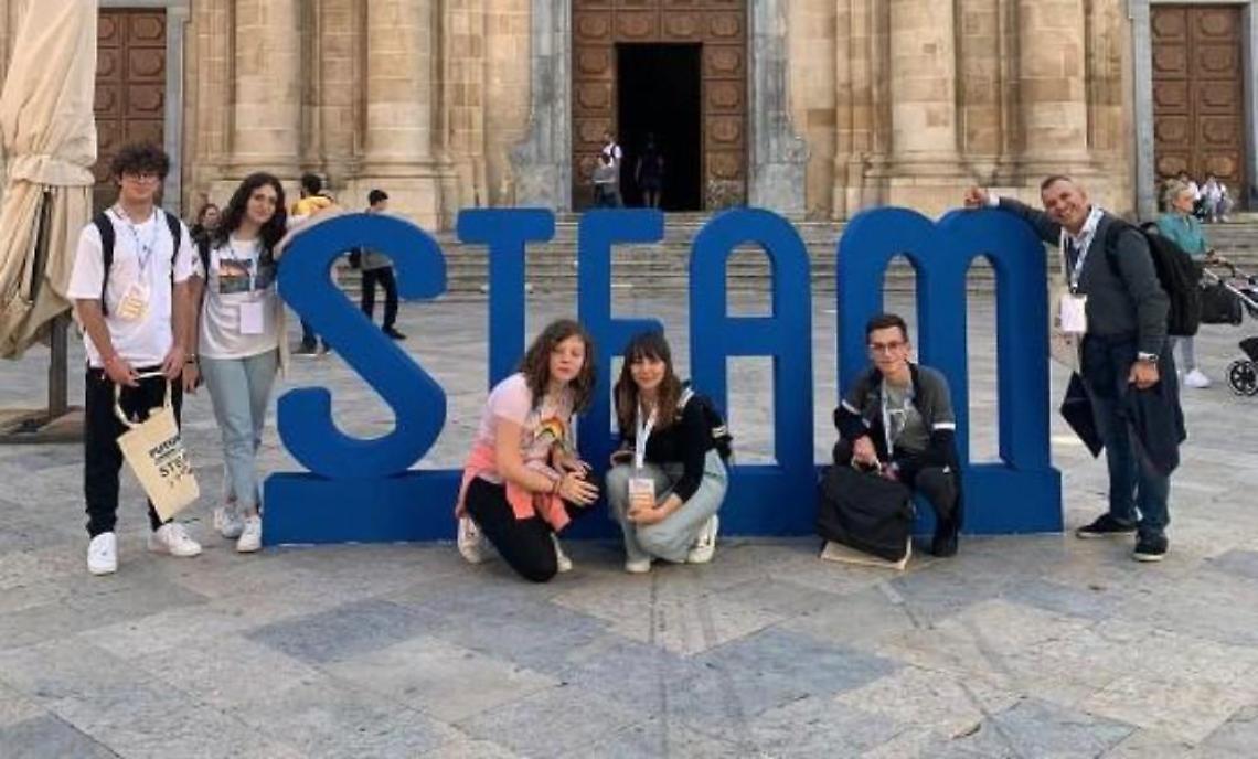 I ragazzi dell'istituto superiore sul podio del progetto “Steam”