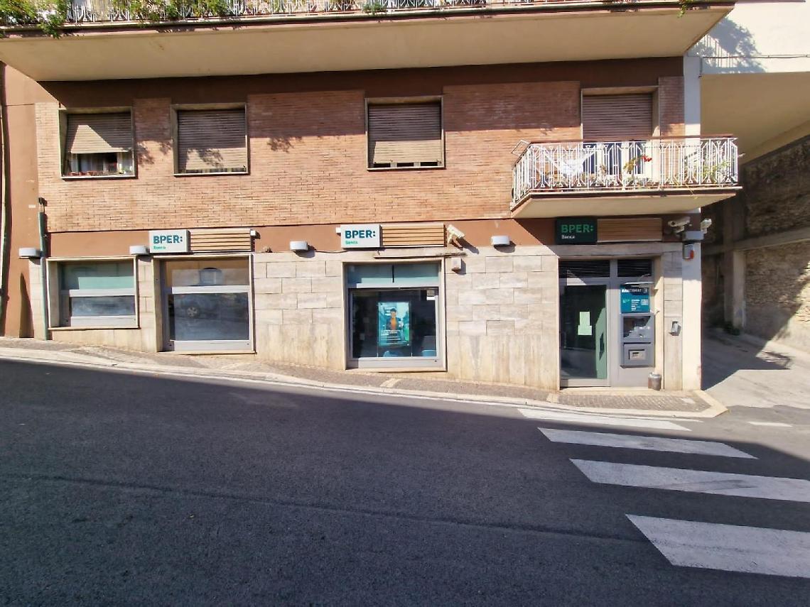 Tentato furto in banca. Ritrovata la macchina in un parcheggio