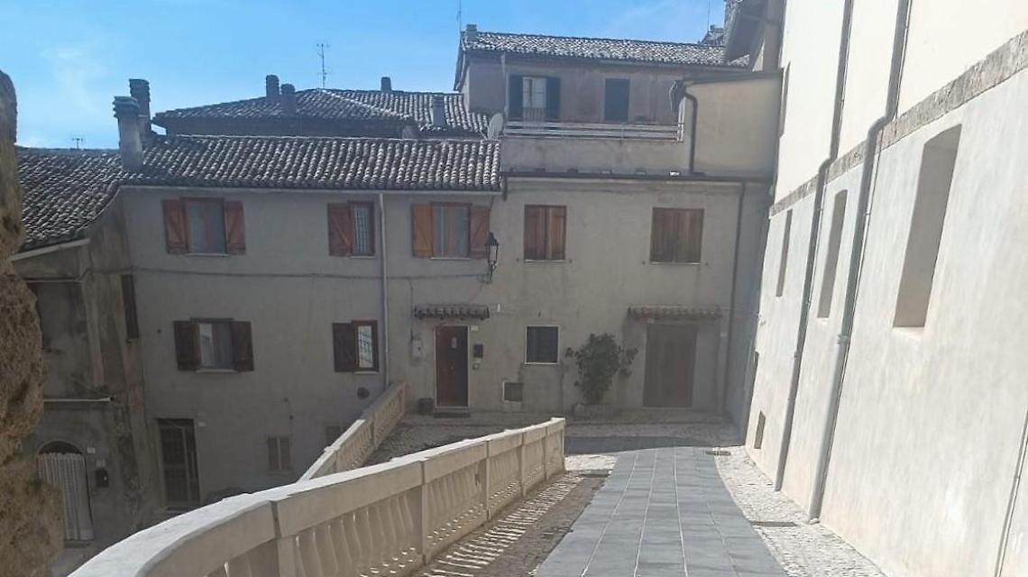 La troupe di Rete 4 torna in paese. Il parroco offre una casa alle “suore” sotto sfratto
