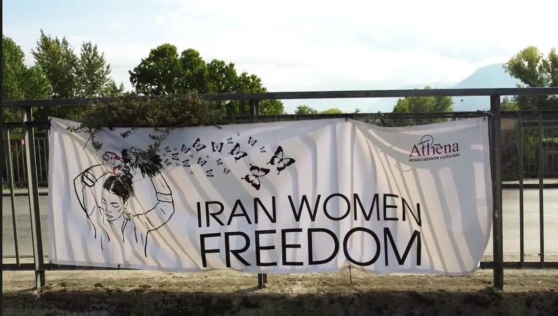 “Iran woman freedom”. La città schierata al fianco delle donne iraniane