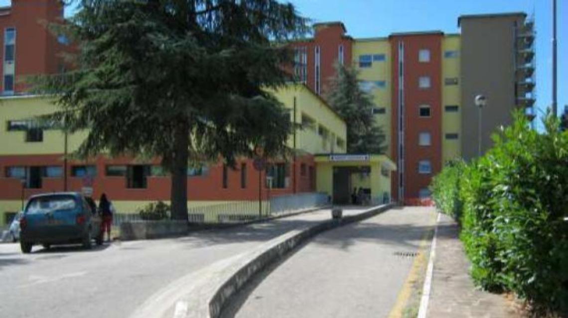 Cade da una scala mentre raccoglie le olive: ferita una donna