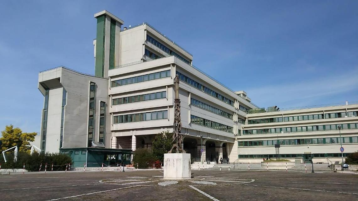 Lancia il rivale dal cavalcavia: contestato il tentato omicidio