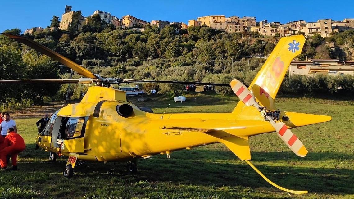 Scivola dal trattore e resta incastrato, ricoverato a Roma