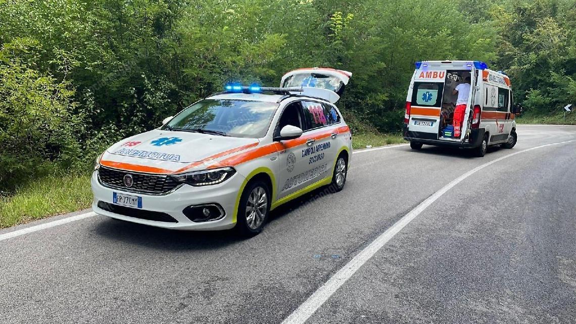 Incidente tra un'auto e una moto: ferito un ventiquattrenne