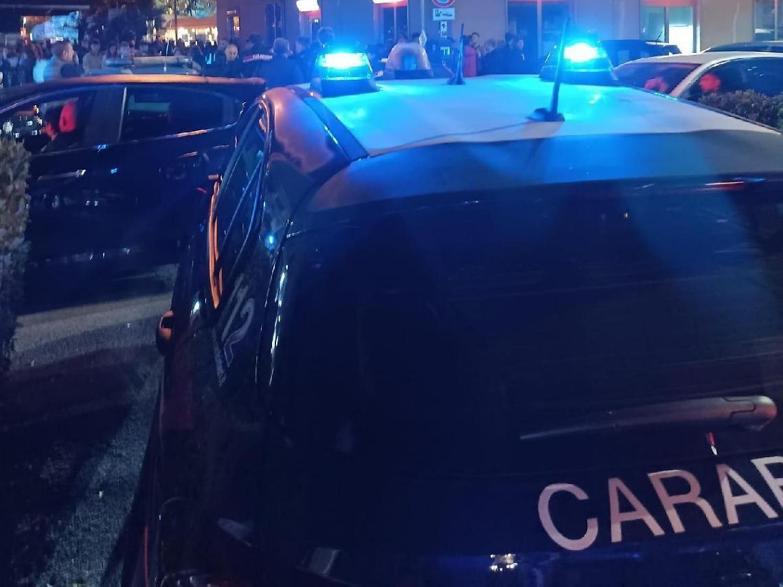 Rissa tra ragazze. La folla le incita e qualcuno riprende la scena