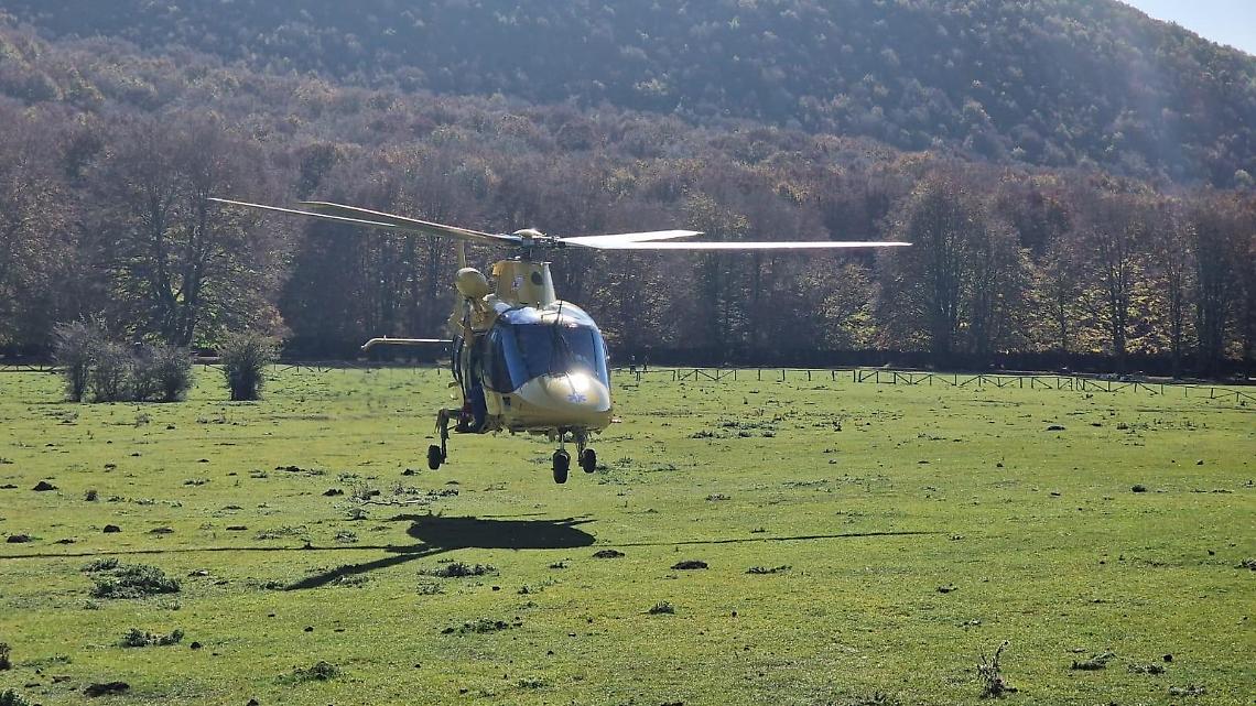 Scivola e si ferisce durante un'escursione. Soccorsa in elicottero