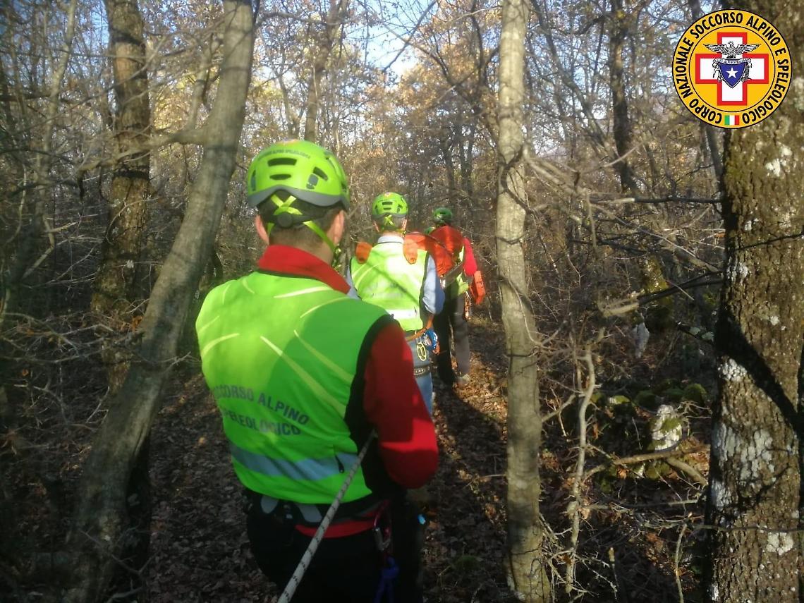 Cade dall'ulivo e finisce in un dirupo. Ferito un cinquantenne