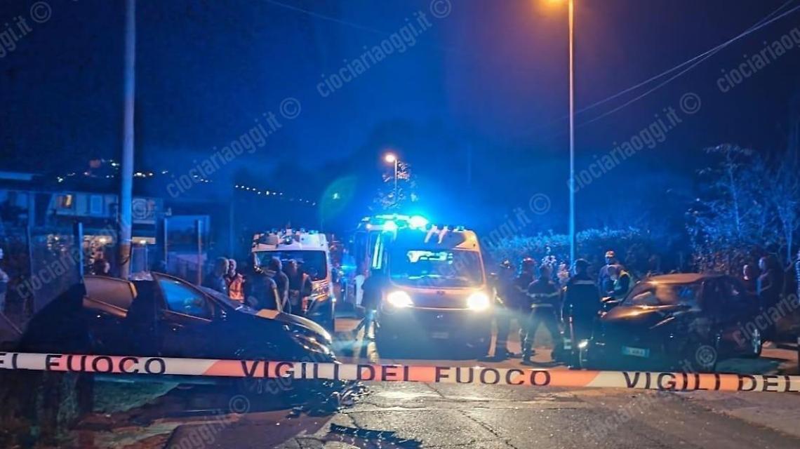 Scontro tra due auto. Necessario l'intervento di tre ambulanze
