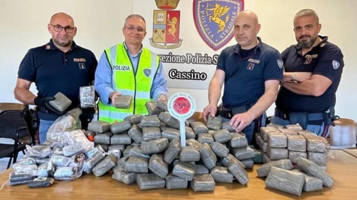 Viaggiava in auto con 84 chili di droga: arrestato un uomo