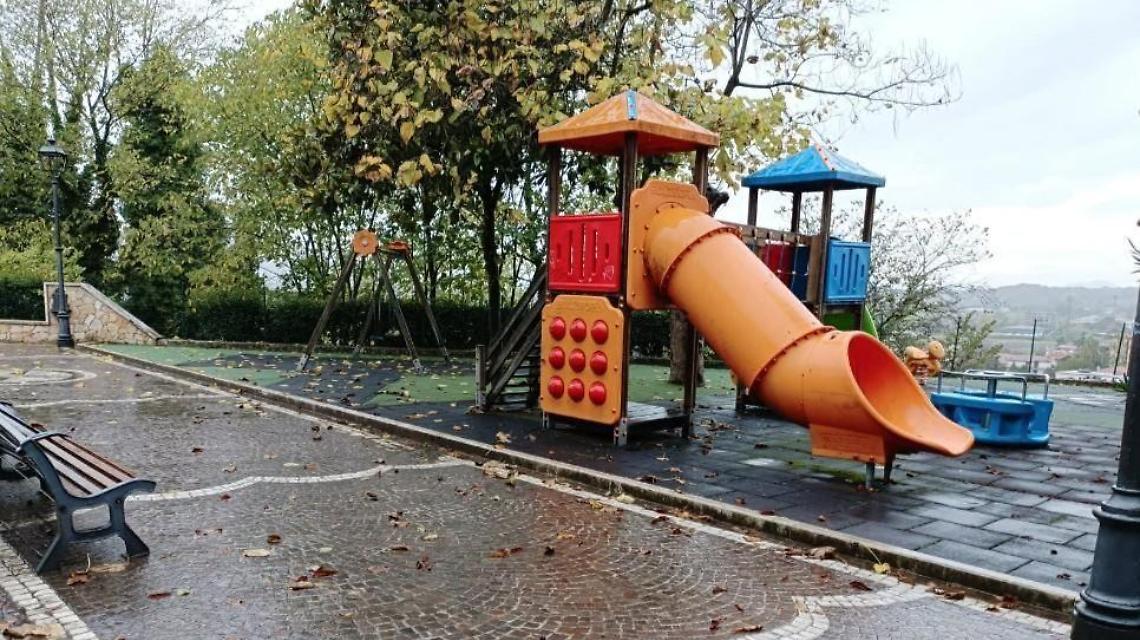 Siringhe abbandonate nel parco giochi: l'allarme dei genitori