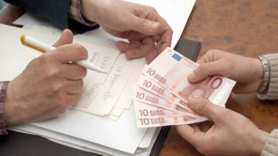Acquista un buono regalo con soldi falsi: indagata una trentottenne