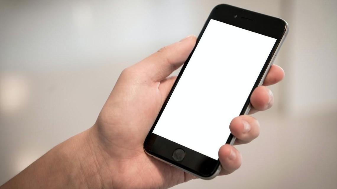 Passa troppe ore al cellulare sul lavoro: sessantatreenne si ammala di tumore