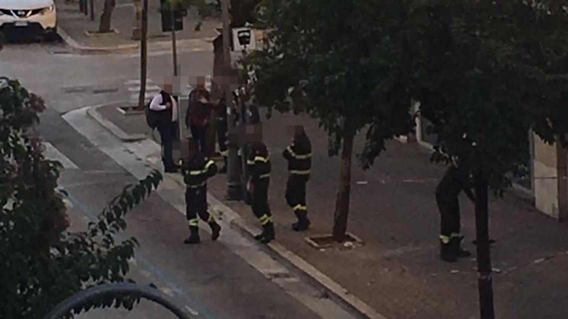 Calcinacci caduti da un palazzo. Vigili del fuoco sul posto