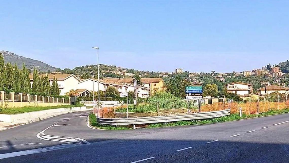 Rotatoria in ritardo. Critiche, accuse e scoppia la polemica
