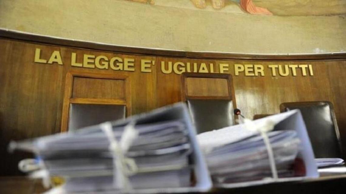 Pubblica una foto della ex su Facebook in reggiseno. Nei guai un ventiquattrenne