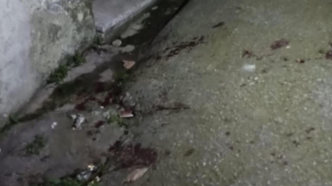 Donna accoltellata in strada, l'aggressore resta in carcere