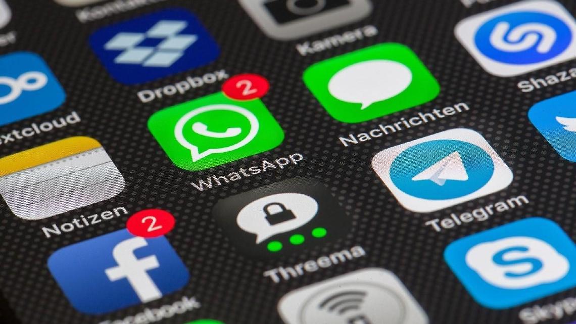 Il politico, l'amante e le chat bollenti che finiscono in rete