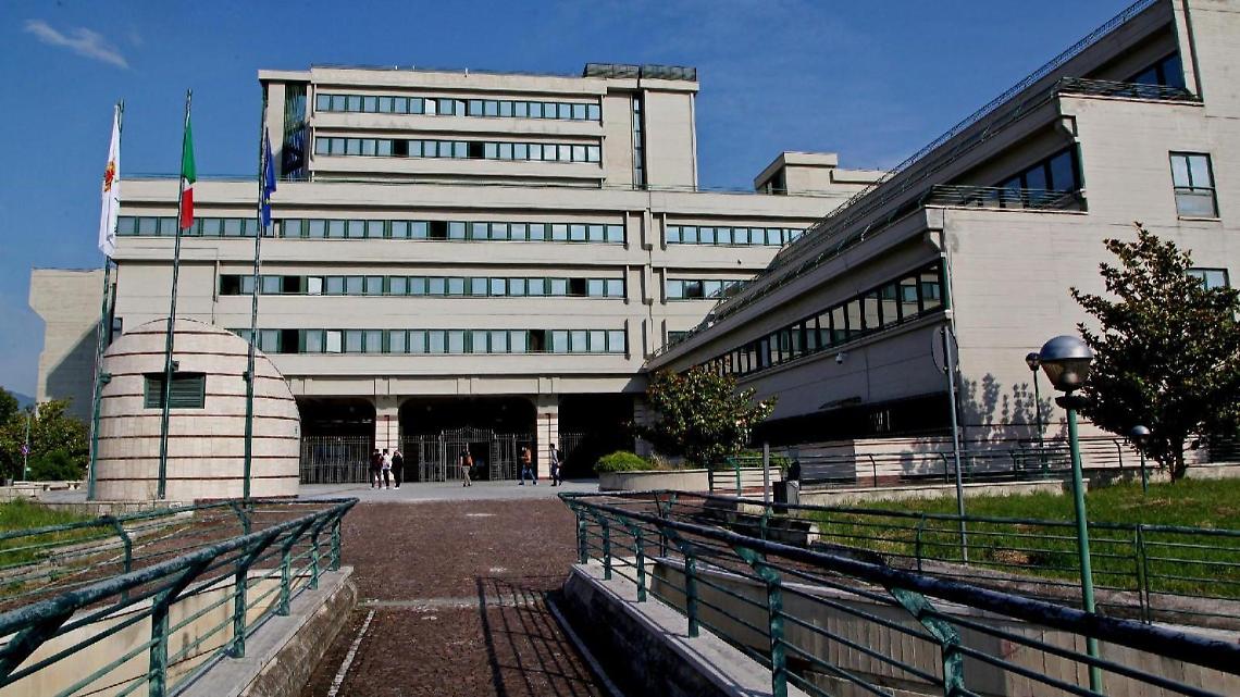 Lo accusa di esser stato minacciato con una pistola: ventottenne ai domiciliari