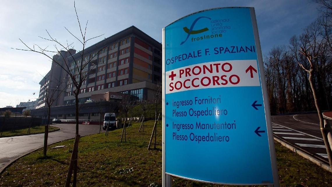 Si sente male mentre gioca a tennis: diciottenne in ospedale