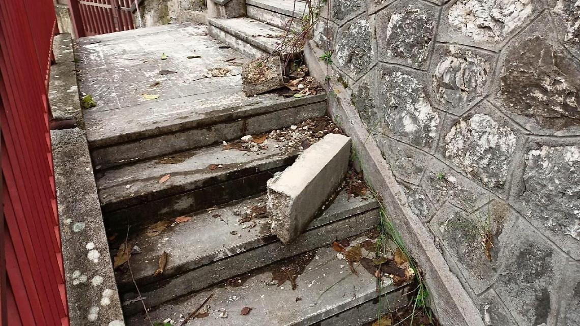 Scalette pericolanti e degrado. Un rischio per i residenti