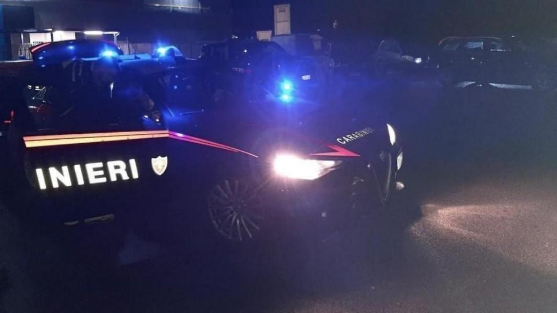 Inseguiti dai residenti lasciano l'auto e fuggono a piedi
