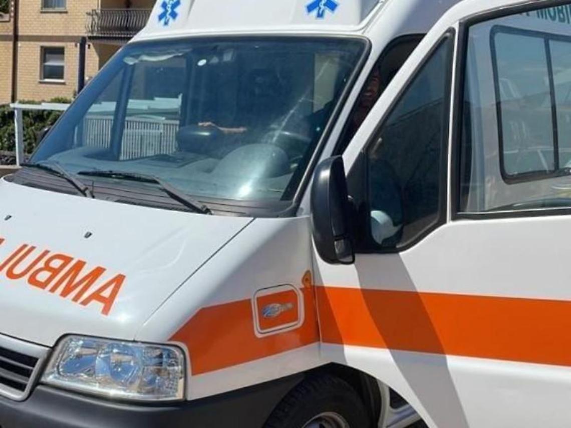Mangia un panino e ingoia due pezzi di ferro. Trasferito d'urgenza in ospedale
