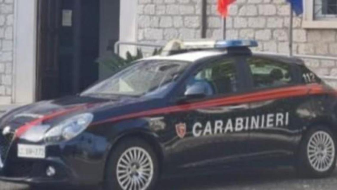 Rubano la borsa a una donna e sparano contro i carabinieri