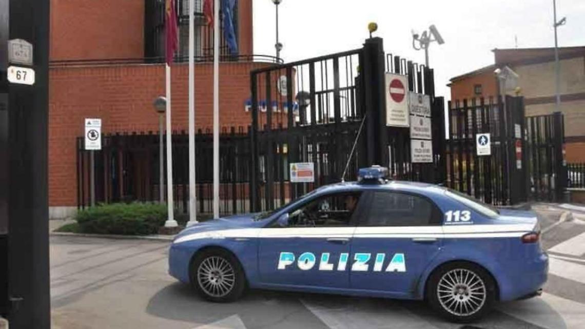 Donna minaccia di gettarsi sotto un treno. Salvata dalla polizia