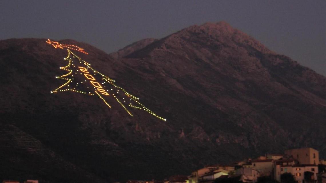 L'albero luminoso più grande del mondo, l'accensione l'8 dicembre