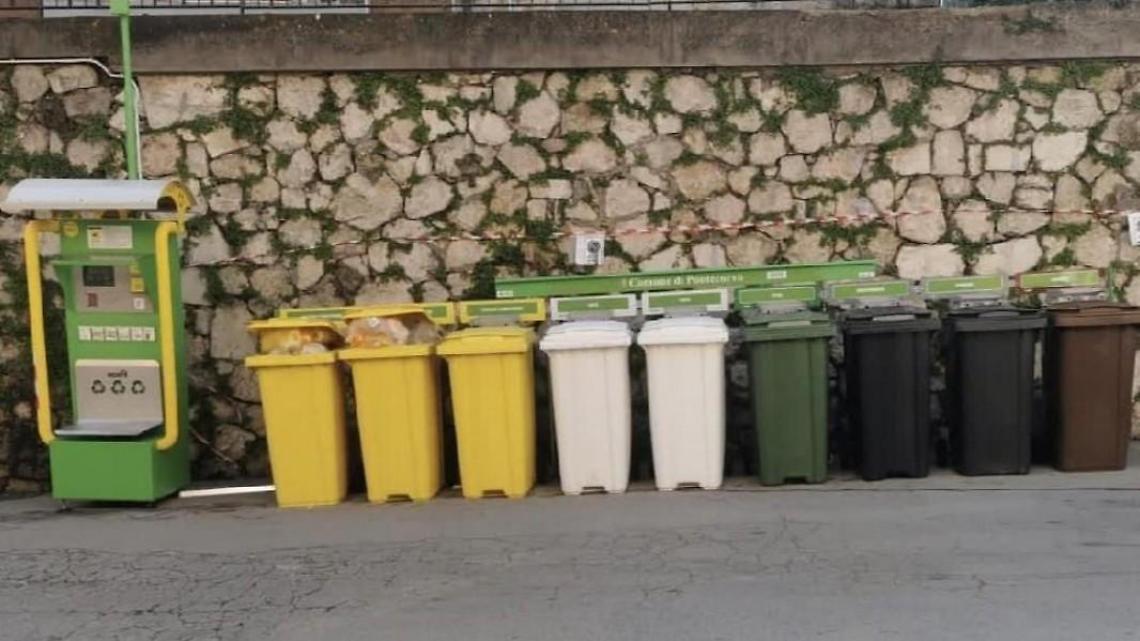 Isole ecologiche pericolose. L'appello: «Si intervenga subito»