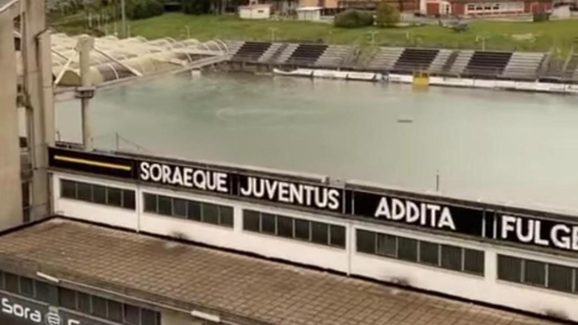 Piove e lo stadio diventa una piscina. Infiltrazioni e muffa anche negli spogliatoi