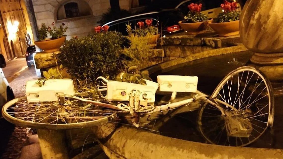 Gettano la bici addobbata nella fontana. E pubblicano un video su Instagram