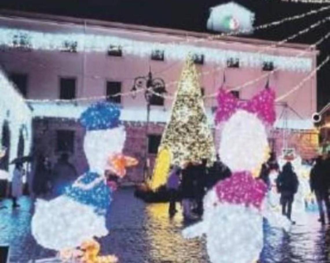 Le luminarie natalizie animano il centro storico, inaugurato il periodo festivo