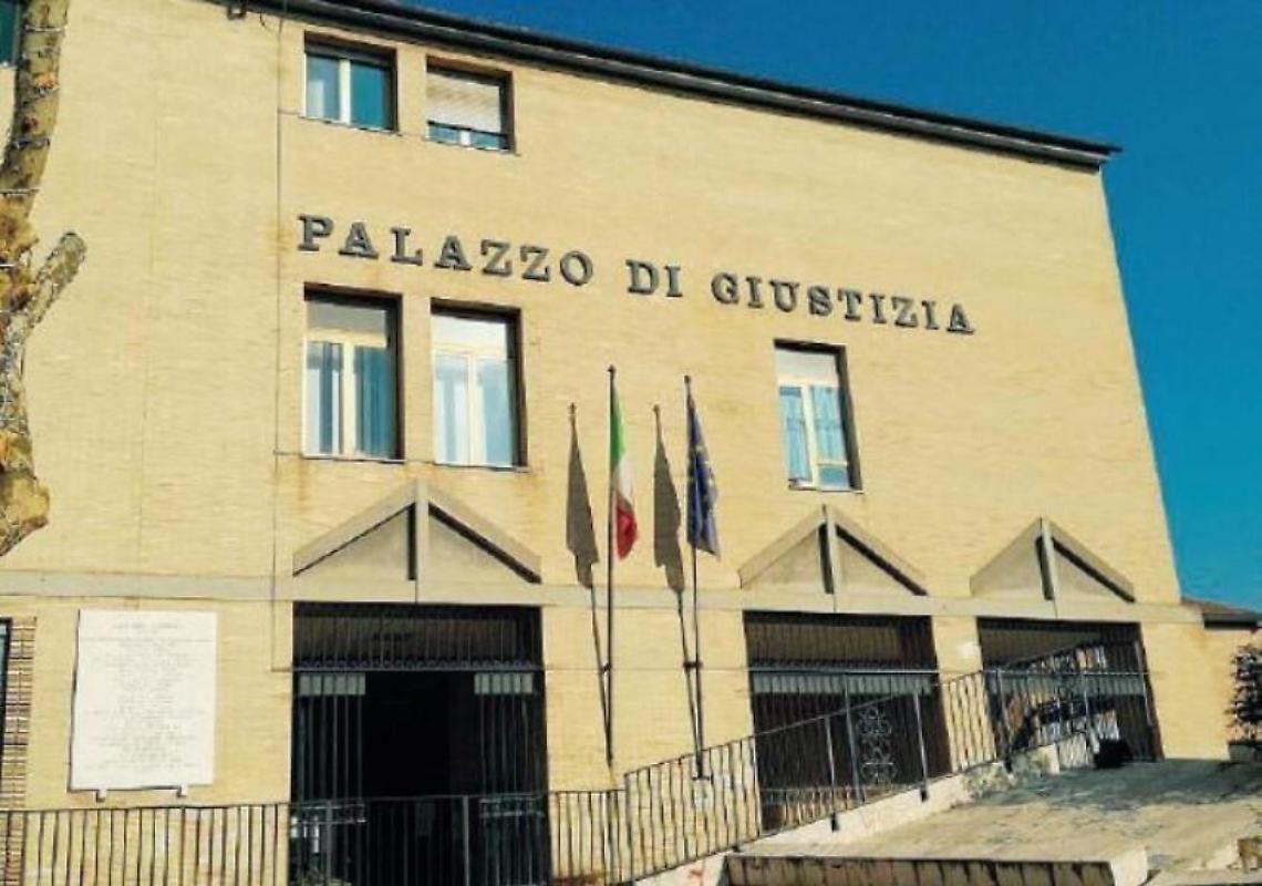 Quarantenne con precedenti picchia e minaccia sua moglie