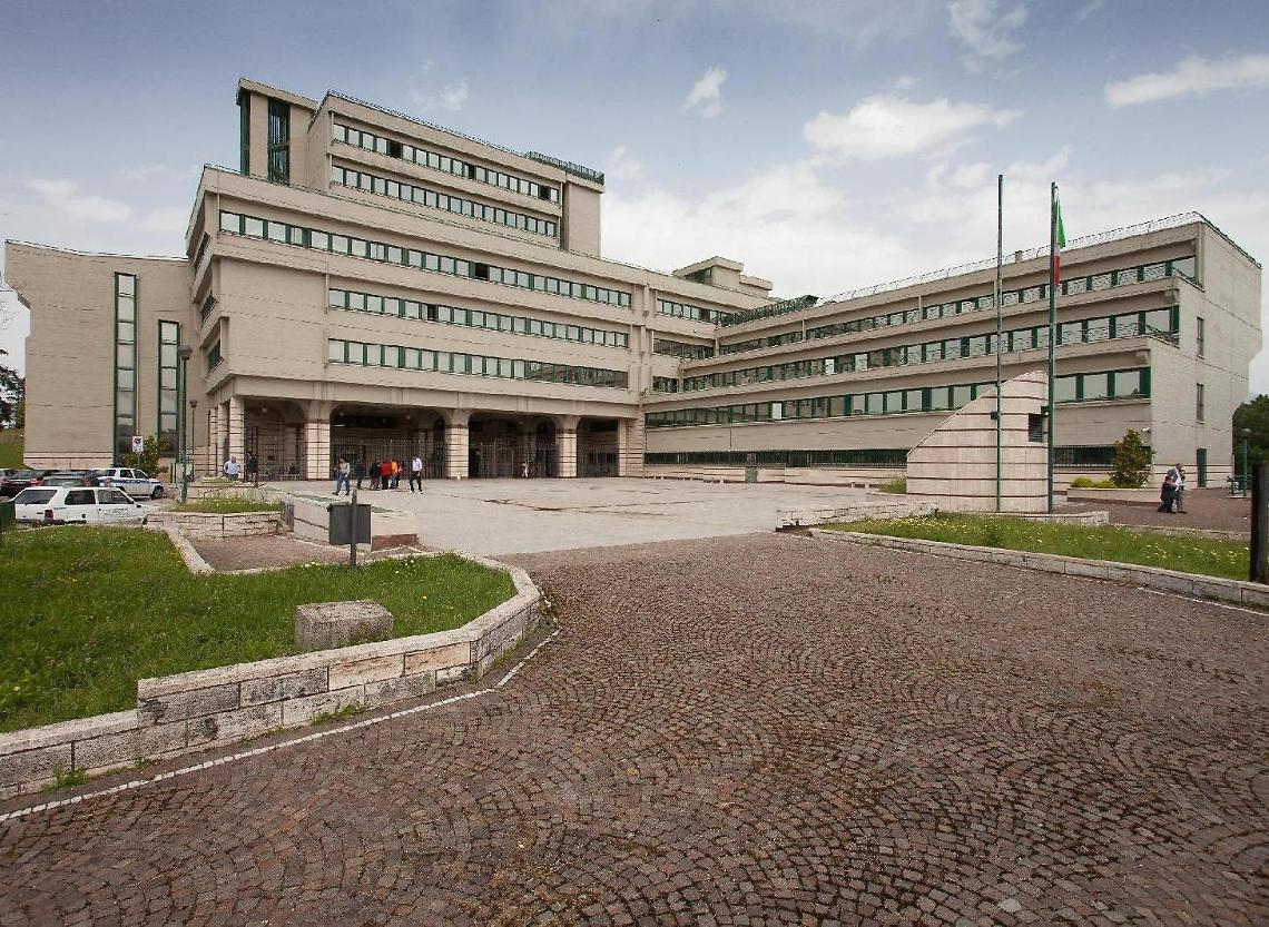Investe una vigilessa davanti alla scuola, trentenne a giudizio