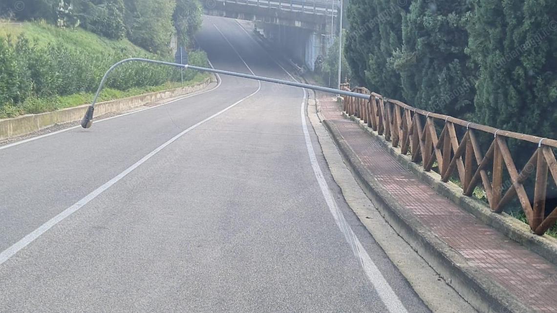 Castelmassimo, cade un palo della luce lungo la strada