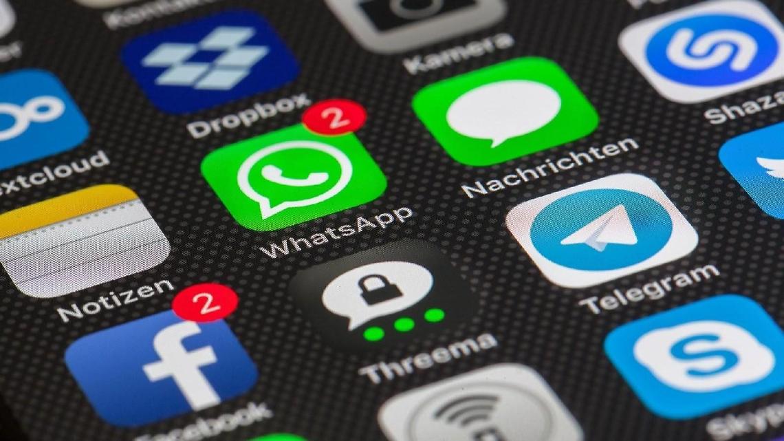 L'ex amante si spaccia per lei e invia messaggi proponendo incontri