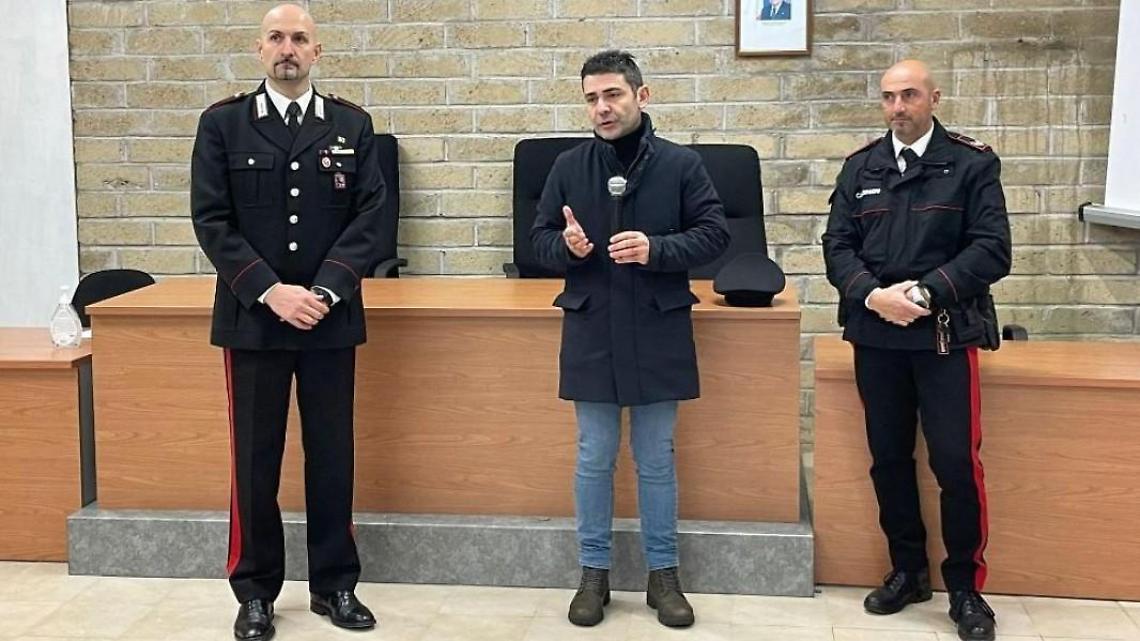 Carabinieri in cattedra: anziani a lezione contro truffe e raggiri