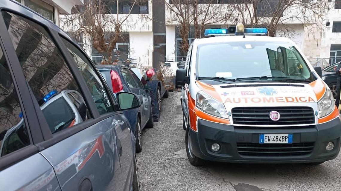 Cade e batte la testa sul marciapiede. Paura per un'anziana