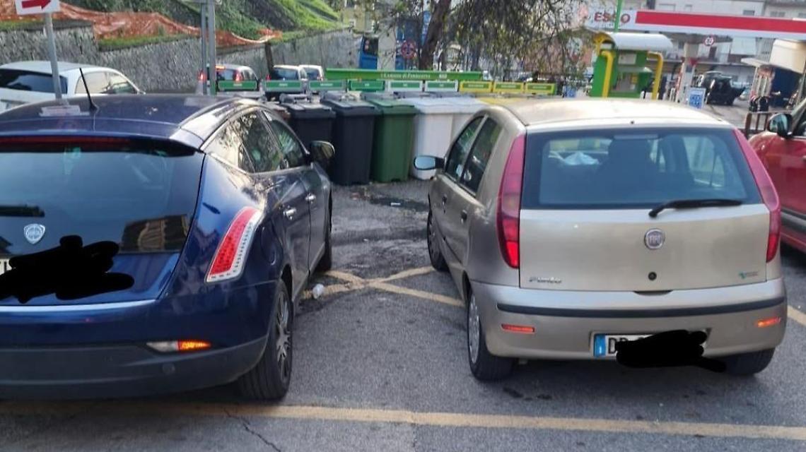 Auto in sosta vietata impediscono il ritiro dei rifiuti. Pioggia di multe