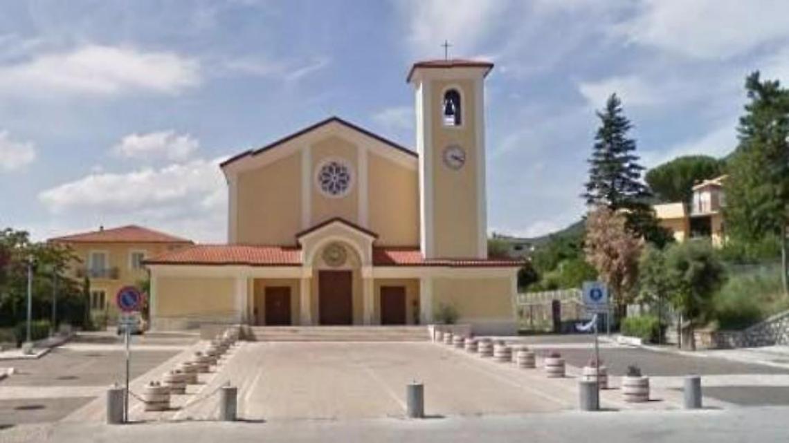 Tragedia di Natale in città. Cade per le scale in casa e muore