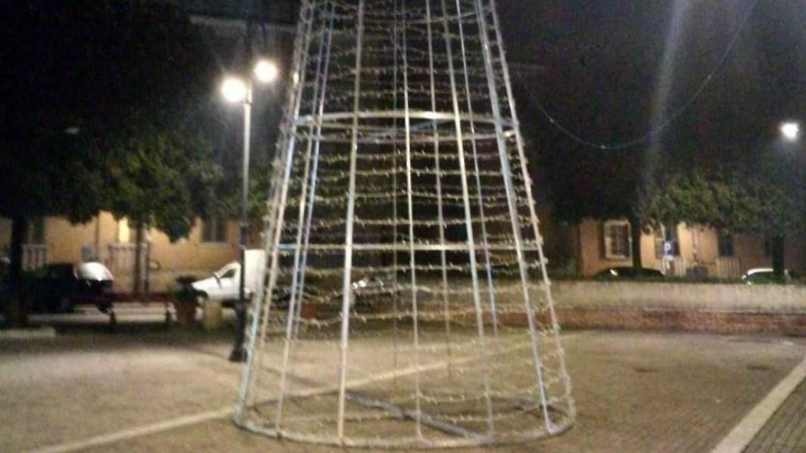 Raid vandalico sotto l'albero. Attaccate le luminarie natalizie
